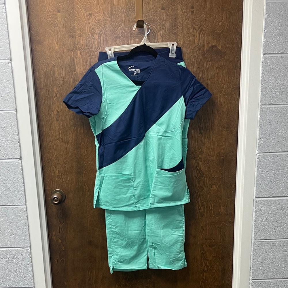 Butter soft Women's Two-Tone Scrub Set - size small